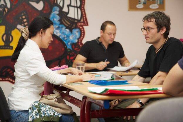 příprava na cambridge zkoušky u stolu